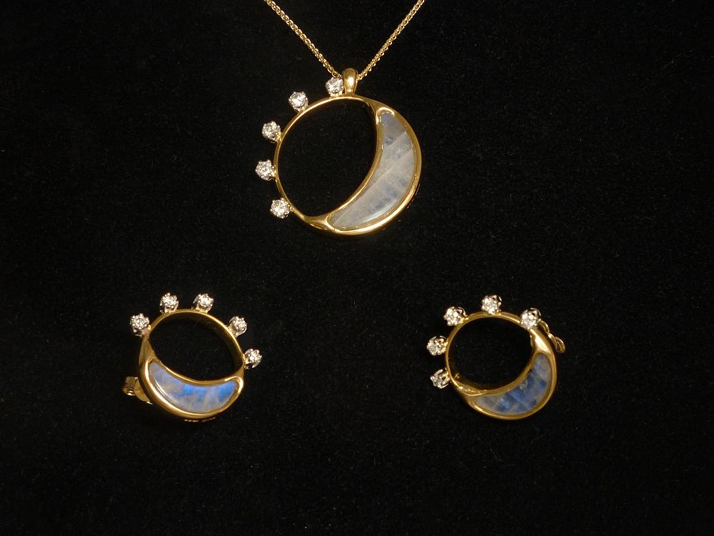 'THE MOON & THE STARS' 18CT YELLOW AND WHITE GOLD, MOONSTONE AND DIAMOND MATCHING NECKLACE AND EARSTUD, ANNIVERSARY SET.